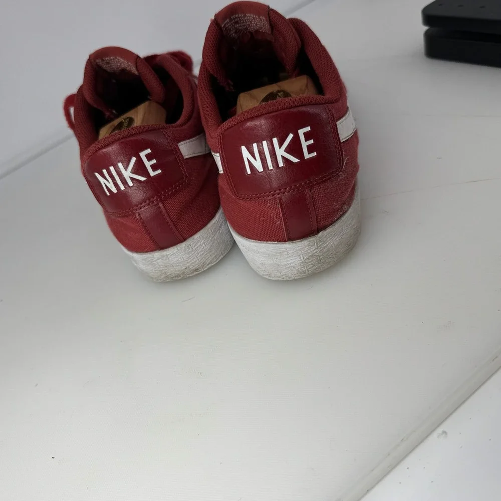 Nike SB Blazer Zoom Low Men 10.5 Red Canvas Skate Shoes 889053-619 Sneakers